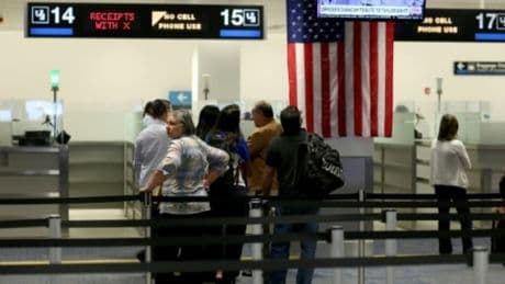Le prix de l’Esta va doubler et des frais de visa de 250 dollars de plus: se rendre aux Etats-Unis coûtera bientôt plus cher (à cause de la nouvelle loi de Trump)