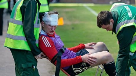 Fans werfen Stühle ++ Spieler getroffen - Blut-Skandal in Schottland