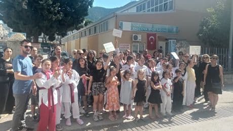Balçova halkı EYS kapsamındaki antrenörlerin sözleşme feshine tepki gösterdi