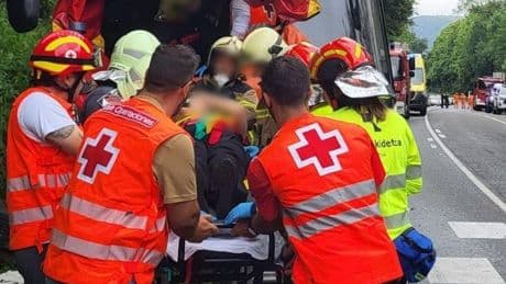 Cuatro heridos tras la colisión de un autobús y un coche en Markina
