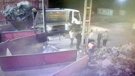 Öyle bir şeyi çöpe attı ki 7 ton çöp yığını içinde 4 saat onu aradı! İlginç anlar kamerada