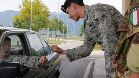 Aviano, porta il curriculum in bicicletta alla base Usaf: «Sto cercando lavoro». Intervengono i carabinieri e la allontanano