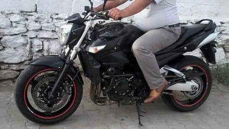 Yol kenarına devrilmiş motosikletinin yanında ölü bulundu