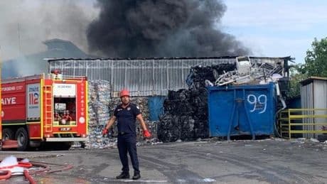 Kocaeli'de geri dönüşüm tesisinde yangın