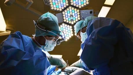 Abusi su nove giovani pazienti a Milano, medico condannato a 10 anni