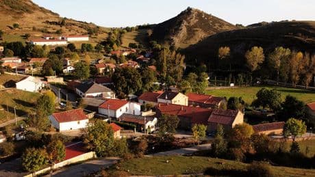 El pueblo de Cantabria cerca del Camino de Santiago y con una fortaleza medieval a 1.000 metros de altura
