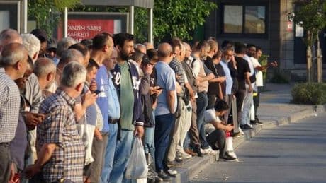İzmir’de 23 bin işçi greve çıktı! Otobüs duraklarında yoğunluk