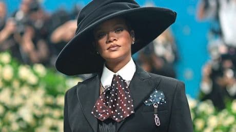 Rihanna maakt op Met Gala bekend dat ze zwanger is van derde kind
