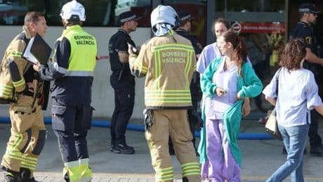 Muere una mujer y varios internos fugados tras un incendio intencionado en la planta de Psiquiatría de La Fe de Valencia