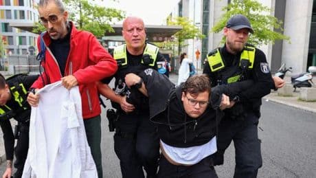 Festklebeversuch am Bundestag verhindert – Polizei nimmt 20 Blockierer fest
