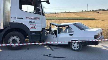 Bolu'da feci kaza: Kamyonla çarpışan otomobil hurdaya döndü