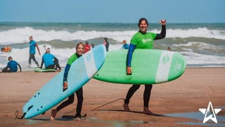Op surfkamp: ’Net een groep 8-kamp met je gezin’