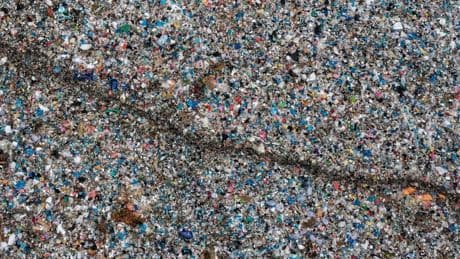 De plasticindustrie tracht op allerlei manieren een historisch akkoord tegen plasticvervuiling tegen te werken