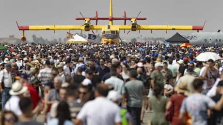Miles de personas muestran su pasión por la aviación en la exhibición militar Aire 25: &quot;Es normal que los niños alucinen&quot;