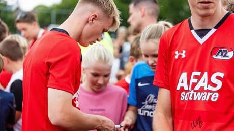 Jonge AZ-fans jagen op handtekening nieuwste aanwinst Isak Jensen: ’Ze kunnen zo maar vertrokken zijn’