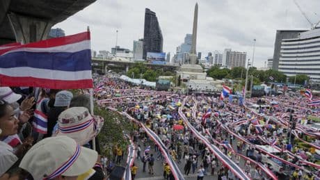 Thaïlande: des manifestant rassemblés à Bangkok pour réclamer la démission de la Première ministre