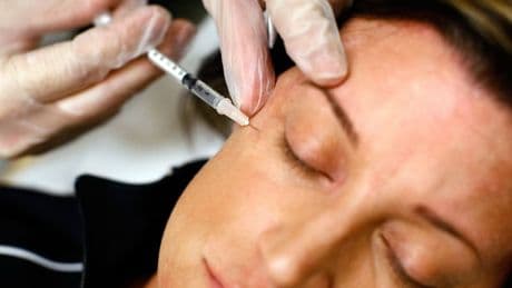 "Des injections entre la cuisine et le salon": malgré l'interdiction, des influenceurs continuent de faire la pub de faux médecins et chirurgiens esthétiques