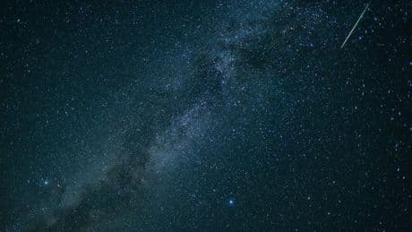 Sternschnuppen-Strom der Perseiden im August zu sehen