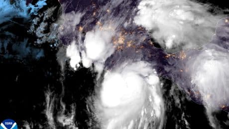El huracán Erik alcanza la categoría 4 antes de su inminente impacto en las costas del sur de México