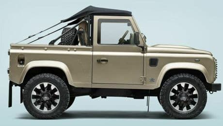 Land Rover, il ritorno di un'icona: ecco la Classic Defender V8 Soft Top