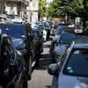 Grève des taxis : à Paris, pour le quatrième jour de mobilisation, plusieurs centaines de chauffeurs bloquent la rue près du ministère