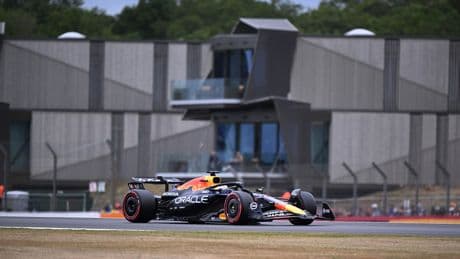Verstappen silencia Silverstone y Alonso batalla con los mejores
