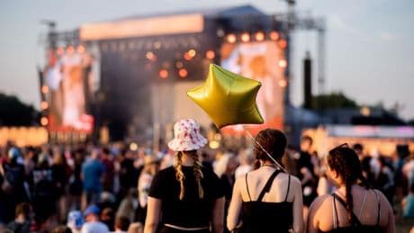 Kritik am Headliner Macklemore: Deichbrand wird 20 – Tausende feiern an der Nordseeküste