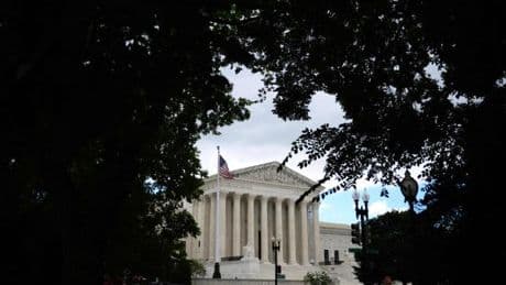 Supreme Court erlaubt Trump Entzug der Aufenthaltstitel von 500.000 Migranten