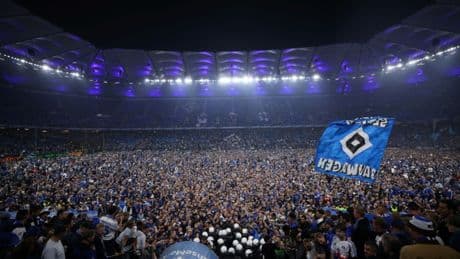 Fans stürmen nach Fußballspiel Platz: Zahlreiche Verletzte in Hamburg