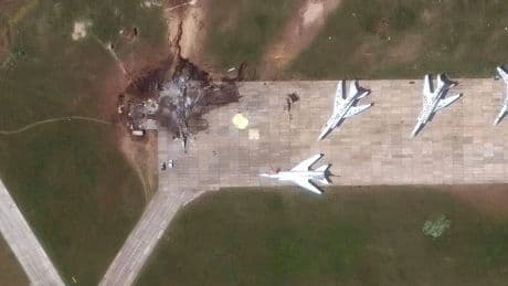 Impactantes imágenes de satélite muestran el daño real de Ucrania a Rusia con la Operación Telaraña