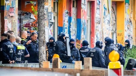 Berlin: Polizeieinsatz an Rigaer Straße 94 – 700 Beamte beteiligt