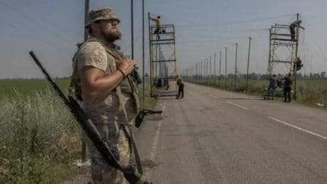 El Ejército de Ucrania está 'blindando' con redes de pescar las carreteras del país. Y no es mala idea