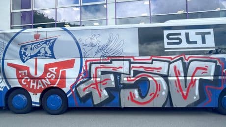 Vor Ost-Kracher in Aue - Mannschaftsbus von Hansa Rostock beschmiert