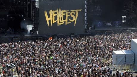 La SNCF veut-elle recruter des "métalleux"? La compagnie profite du festival de métal Hellfest pour présenter ses métiers et attirer des candidats