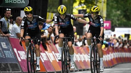 Tourfavoriet Vollering heeft overal pijn na een harde val, maar kan bij het uitfietsen zuinig lachen