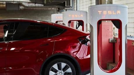 Abren un Tesla y descubren de dónde son la gran mayoría de piezas con las que se fabrica el coche: “Es mucho más barato”