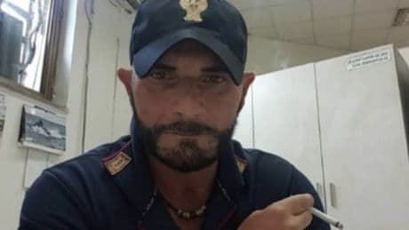 Ciro Luongo, ispettore di polizia ucciso a coltellate dal figlio della compagna dopo lite familiare: killer in fuga