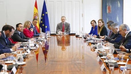 Qué hacía el Rey encendiendo la luz en Moncloa