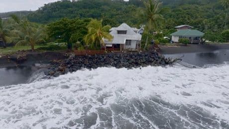 « Polynésie, pour quelques degrés de plus ! » : paysages idylliques en urgence climatique