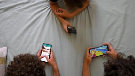 Interdire les réseaux sociaux aux moins de 15 ans : les difficultés et les limites du projet du gouvernement