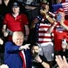 "Nous ne faisons que commencer" : Donald Trump prononce un discours au ton triomphaliste et agressif pour les cent jours de son mandat