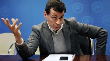 Quién es José Luis Bayo, el militante del PP que quiere optar a la presidencia del partido, como ya hizo en 2018