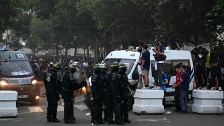 PSG-supporters rellen in Parijs, tientallen aanhoudingen