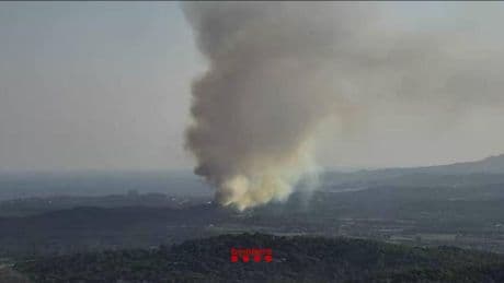 Un incendio forestal en Mont-ras obliga a confinar a vecinos de una urbanización y dos campings