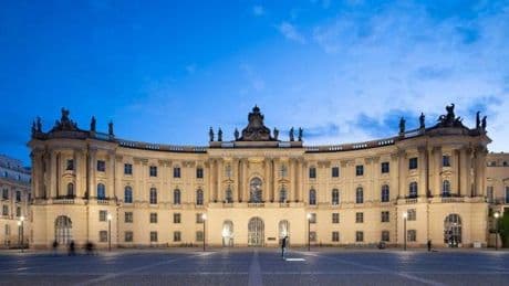 Bebelplatz: Lichtkegel sollen Gebäude ins rechte Licht setzen