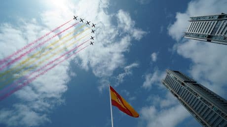 Tenerife se vuelca con los Reyes y los militares en un Día de las Fuerzas Armadas que casi despide a la Patrulla Águila