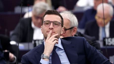 "Je suis hétérosexuel": quand Jordan Bardella se dit sensible "aux brunes plutôt grandes" dans Ambition intime