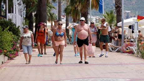 Praat mee: Is het terecht dat er boetes worden uitgedeeld aan mensen die in badkleding over straat lopen?