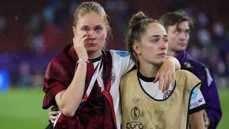 Frauen-EM: Spanierinnen singen und tanzen vor DFB-Teambus