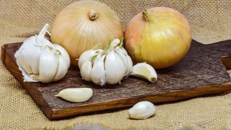 ¿Antes o después? Saltear el ajo y la cebolla de esta forma cambia por completo el sabor del plato